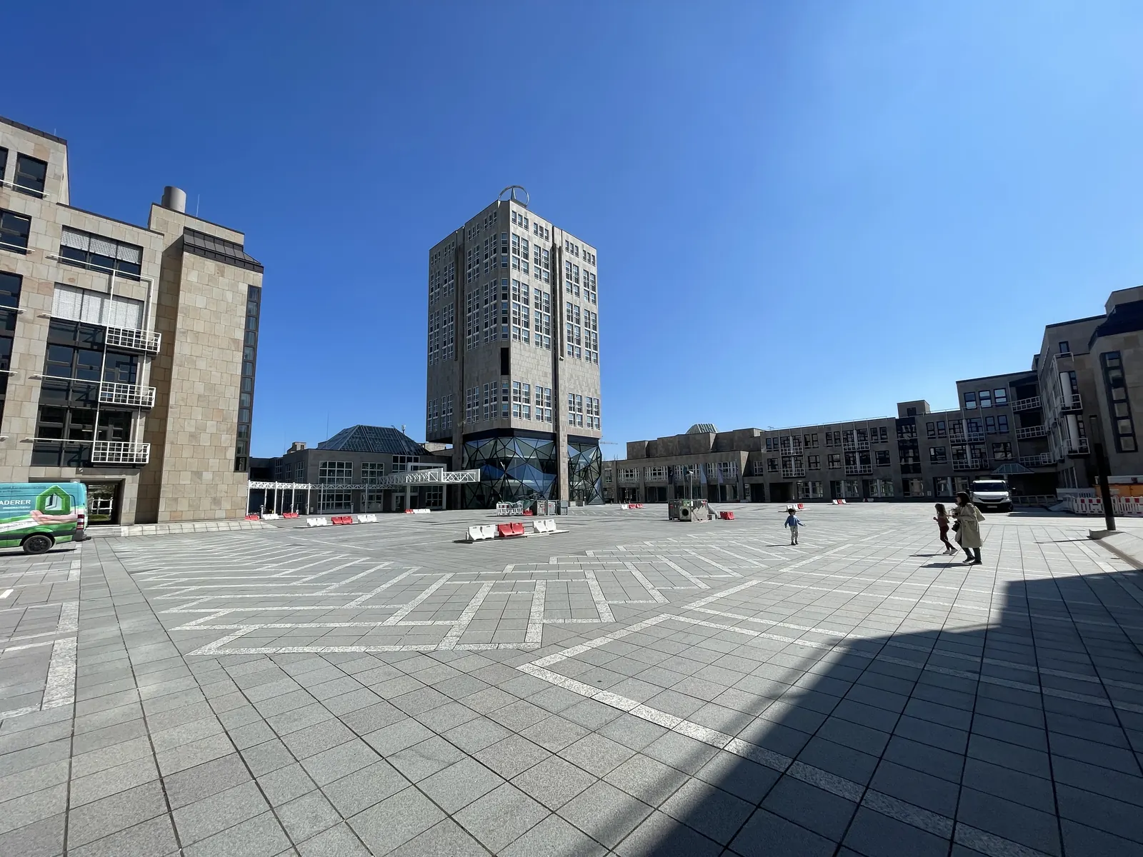 Großer Platz zwischen den Gebäuden